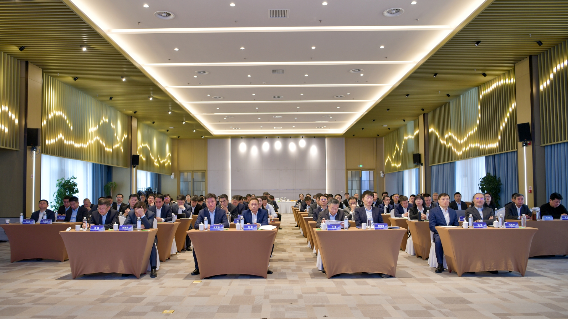 蓝颜
集团召开2024年度工作会议1.jpg